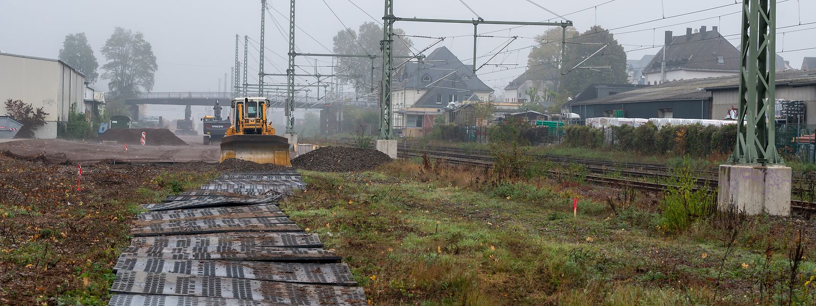 Im Umfeld des zukünftigen Bahnhaltepunktes Trier-West, wo ab Ende 2024 Personenzüge Richtung Luxemburg fahren sollen, wird bereits gearbeitet.