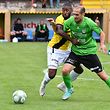 Yannick KaKoko, en jaune, F91 Dudelange, et Joao Coimbra, US Mondorf / Foto: Stéphane Guillaume