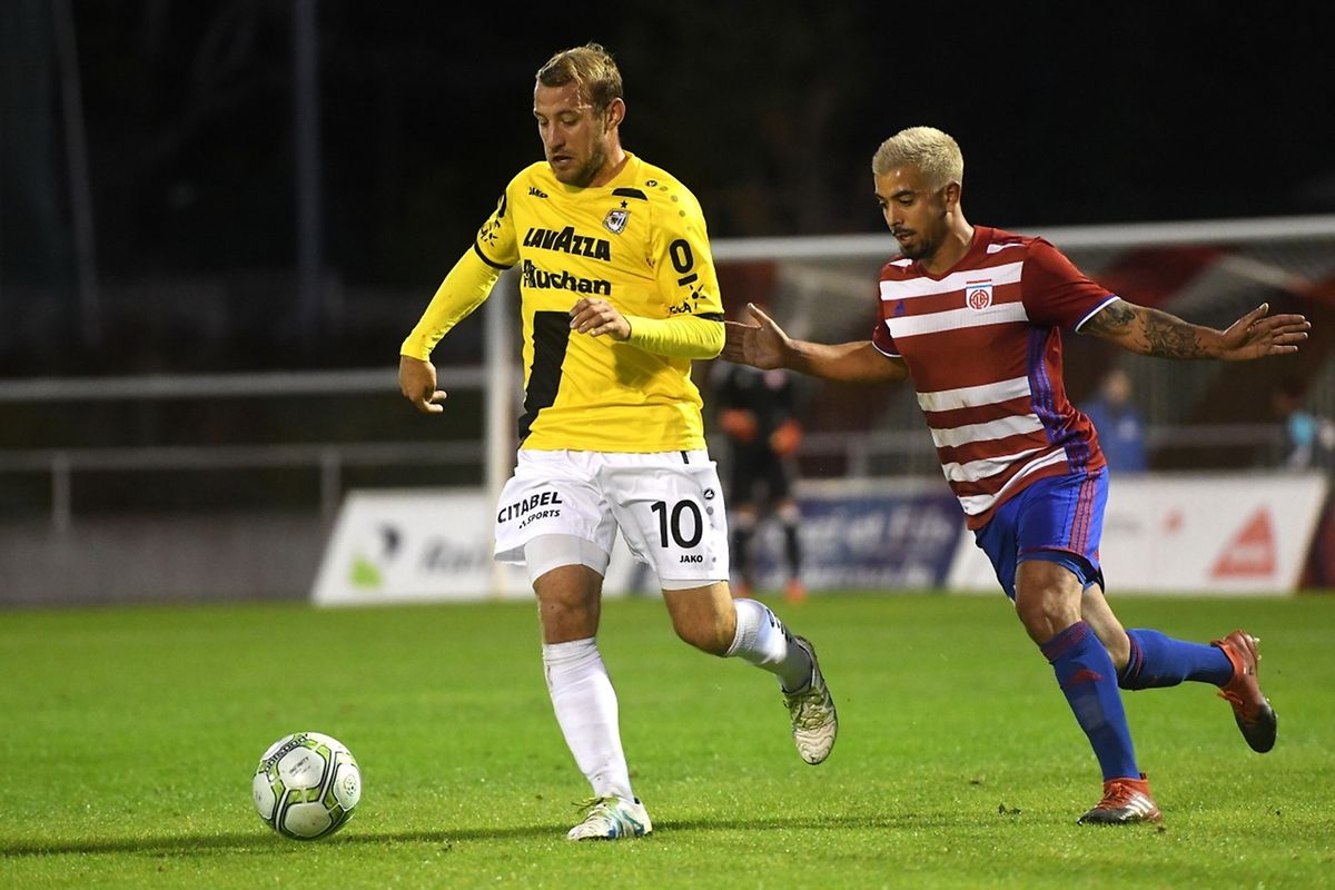 Dominik Stolz pressé par Mehdi Kirch. Le Fola a poussé Dudelange avant de voir son hôte du jour hériter d'un penalty en fin de match.