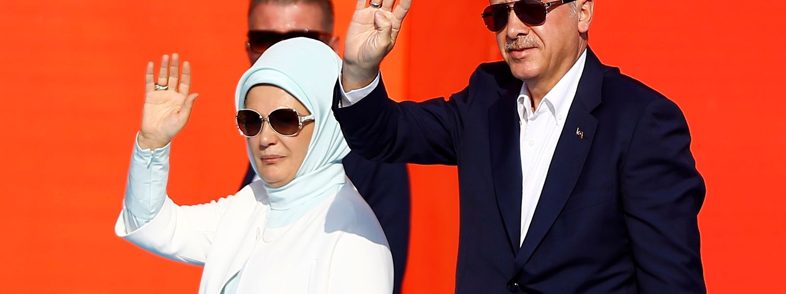 Der türksiche Präsident Tayyip Erdogan und seine Ehefrau, Emine Gulbaran, bei der Kundgebung.