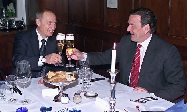 Vladimir Putin and Gerhard Schröder meeting in Weimar in 2002