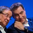 ARCHIV - 27.04.2019, Nordrhein-Westfalen, Münster: Armin Laschet (CDU, l), Ministerpräsident des Landes Nordrhein-Westfalen, und Markus Söder (CSU), Ministerpräsident des Landes Bayern, sitzen beim offiziellen Start der Unions-Parteien zum Europawahlkampf auf der Bühne. (zu dpa «Söder will K-Frage der Union eng mit Merkel abstimmen») Foto: Guido Kirchner/dpa +++ dpa-Bildfunk +++