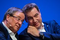 ARCHIV - 27.04.2019, Nordrhein-Westfalen, Münster: Armin Laschet (CDU, l), Ministerpräsident des Landes Nordrhein-Westfalen, und Markus Söder (CSU), Ministerpräsident des Landes Bayern, sitzen beim offiziellen Start der Unions-Parteien zum Europawahlkampf auf der Bühne. (zu dpa «Söder will K-Frage der Union eng mit Merkel abstimmen») Foto: Guido Kirchner/dpa +++ dpa-Bildfunk +++