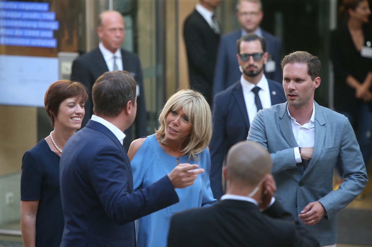 Brigitte Macron, Amélie Derbaudreghien, Gauthier Destenay und Premier Xavier Bettel in der Altstadt von Luxemburg.