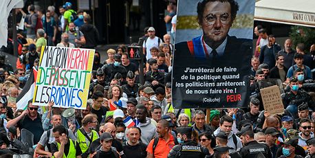 Dezenas de milhares manifestaram-se em França contra certificado e vacinas - Vimarsana News