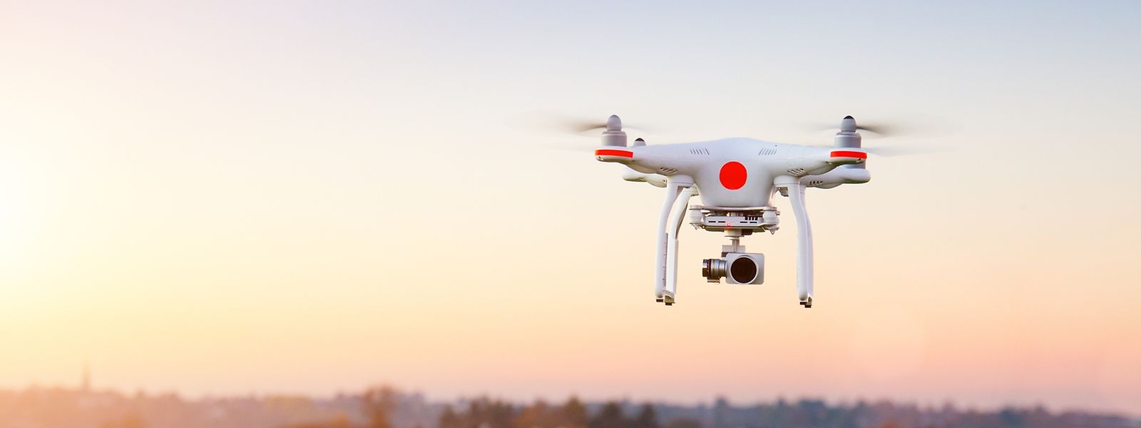 Zivile Drohnen mit einem Gewicht von unter zwei Kilo dürfen prinzipiell auf dem eigenen Grundstück bis zu einer Flughöhe von 50 Meter benutzt werden – solange man sich an allgemein geltendes Recht hält. 