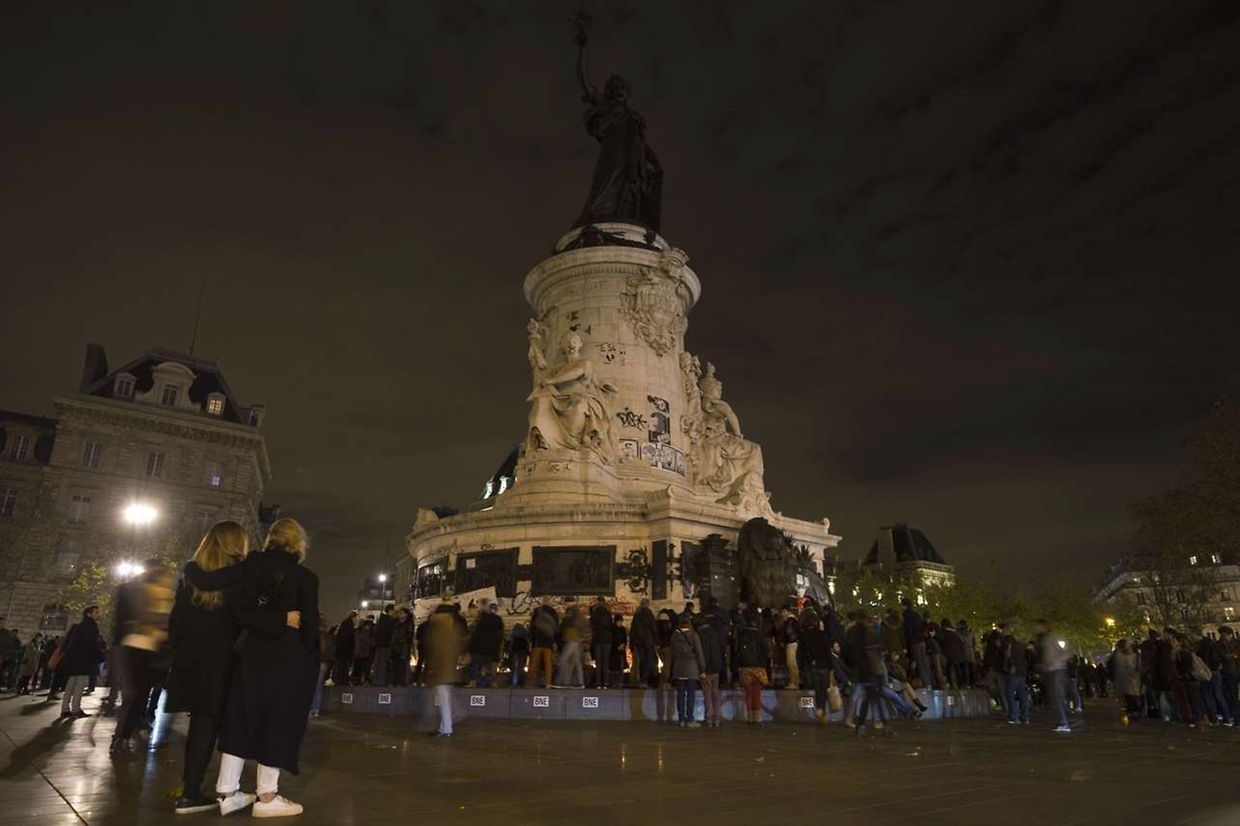 An der Place de la République in Paris trauern hunderte Menschen.
