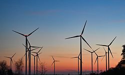 ACHTUNG: SPERRFRIST 7. OKTOBER 00:01 UHR. FREI FÜR DONNERSTAG-AUSGABEN - ARCHIV - 24.11.2020, Brandenburg, Sieversdorf: Abendrot über Windenergieanlagen. Klima- und Umweltschutz wird für viele Verbraucher bei der Geldanlage wichtiger - doch wie «nachhaltig» Produkte tatsächlich sind, ist zumindest auf den ersten Blick oft nicht erkennbar. (zu dpa «Boom grüner Geldanlagen: «Greenwashing» statt Nachhaltigkeit?») Foto: Patrick Pleul/dpa-Zentralbild/dpa +++ dpa-Bildfunk +++