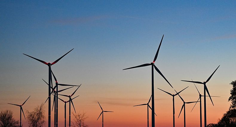 ACHTUNG: SPERRFRIST 7. OKTOBER 00:01 UHR. FREI FÜR DONNERSTAG-AUSGABEN - ARCHIV - 24.11.2020, Brandenburg, Sieversdorf: Abendrot über Windenergieanlagen. Klima- und Umweltschutz wird für viele Verbraucher bei der Geldanlage wichtiger - doch wie «nachhaltig» Produkte tatsächlich sind, ist zumindest auf den ersten Blick oft nicht erkennbar. (zu dpa «Boom grüner Geldanlagen: «Greenwashing» statt Nachhaltigkeit?») Foto: Patrick Pleul/dpa-Zentralbild/dpa +++ dpa-Bildfunk +++