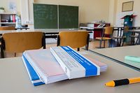 12.04.2021, Niedersachsen, Hildesheim: Ein Corona-Selbsttest liegt am Platz eines Schülers in einem Klassenraum der Robert Bosch Gesamtschule Hildesheim. Der Start der verpflichtenden Corona-Selbsttests für Schülerinnen, Schüler und Lehrkräfte ist aus Sicht des Schulleitungsverbandes Niedersachsen chaotisch verlaufen. Foto: Julian Stratenschulte/dpa +++ dpa-Bildfunk +++