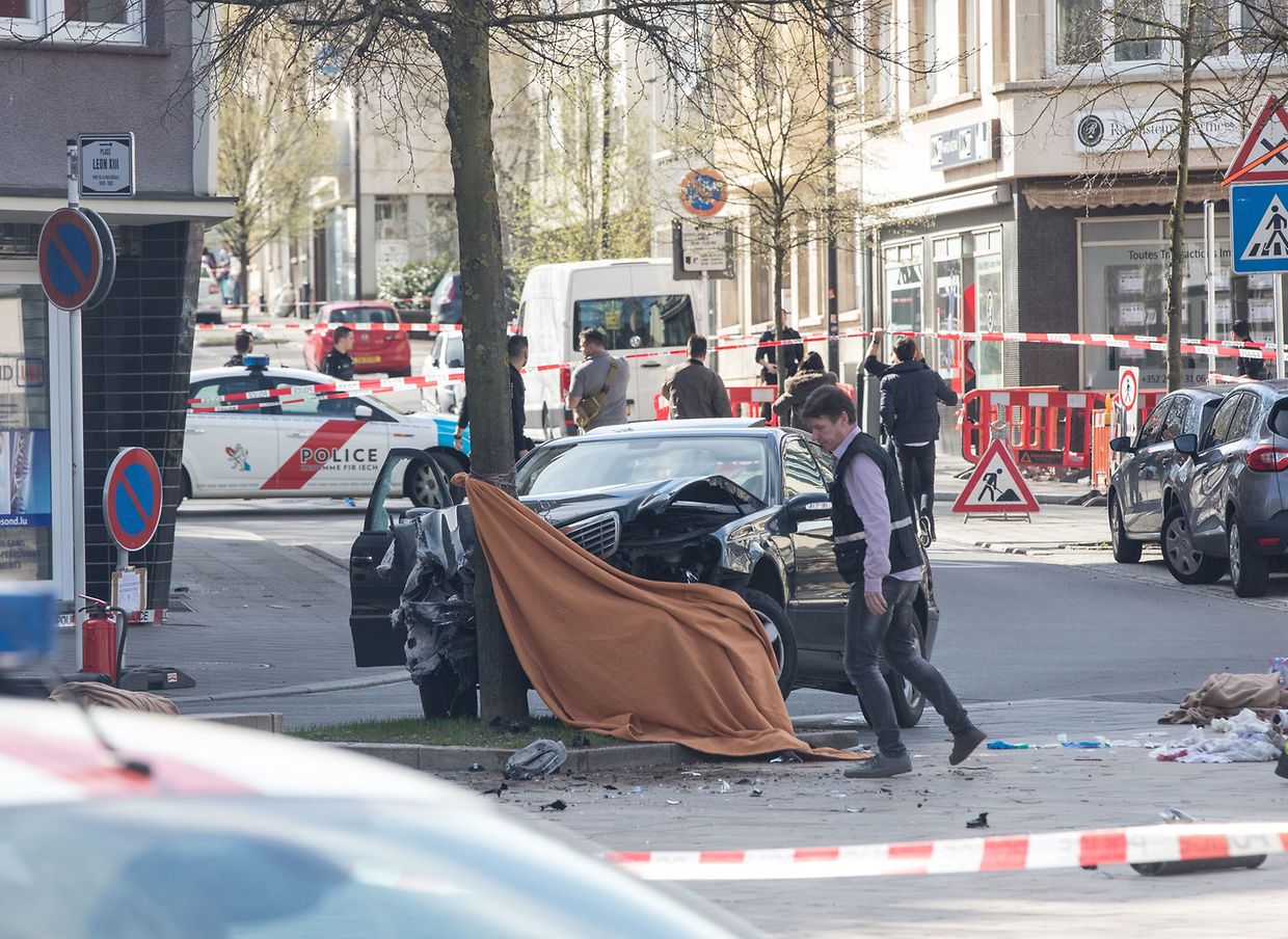 Das Auto fuhr nach der Schussabgabe gegen einen Baum.