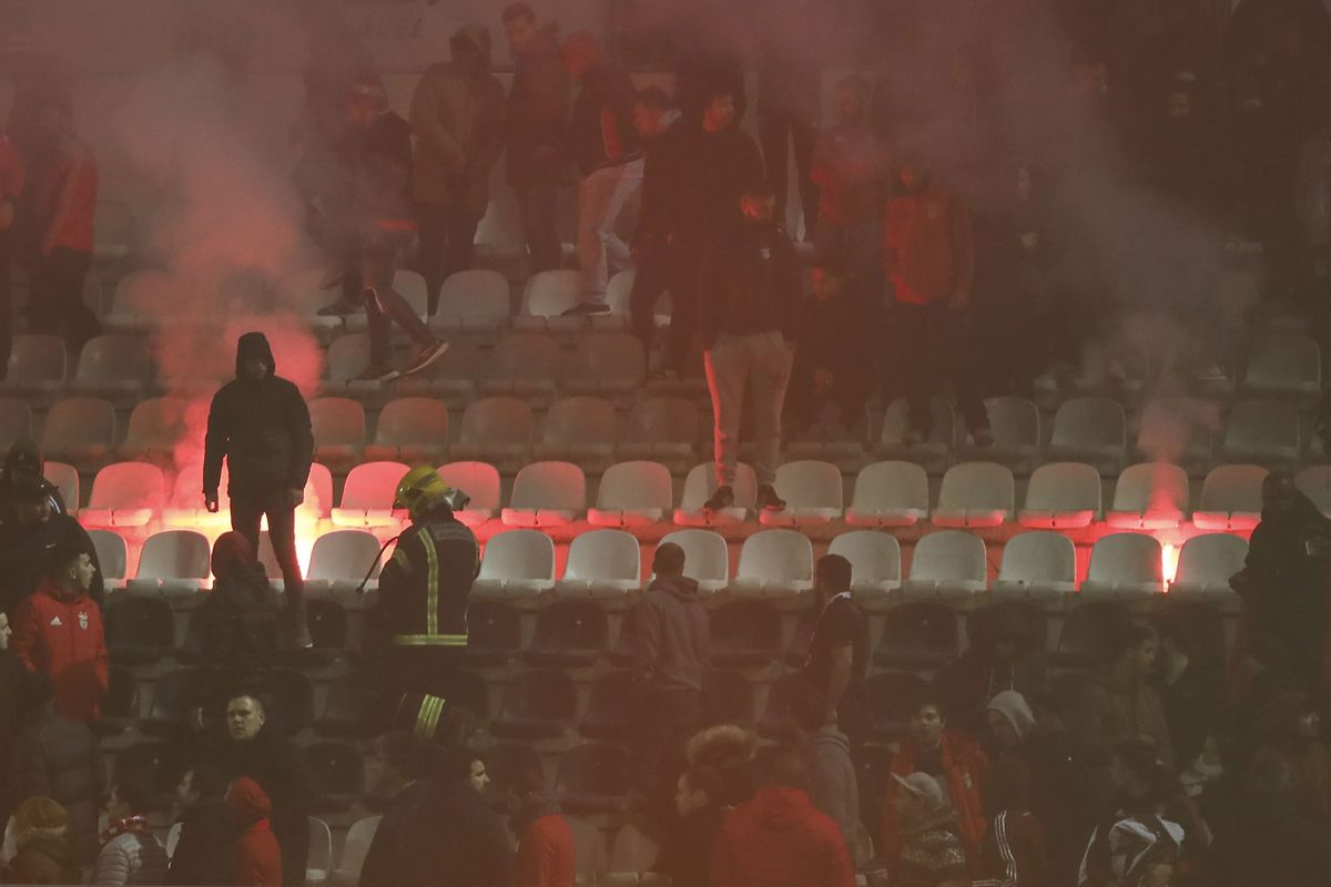 Adeptos encarnados atearam fogo a uma das bancadas do Municipal de Portimão.