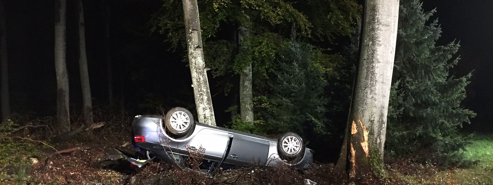 Leicht verletzt wurde der Fahrer dieses Autos, nachdem er am Samstagmorgen die Kontrolle über das Fahrzeug verloren und von der Straße abgekommen war.
