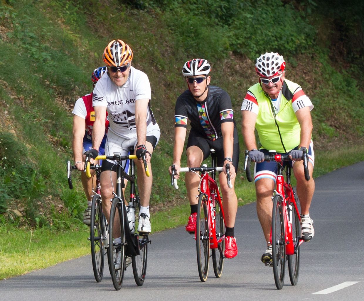 Jean Asselborn, John Kerry et Andy Schleck font un tour en vélo dans la campagne autour de Mersch.