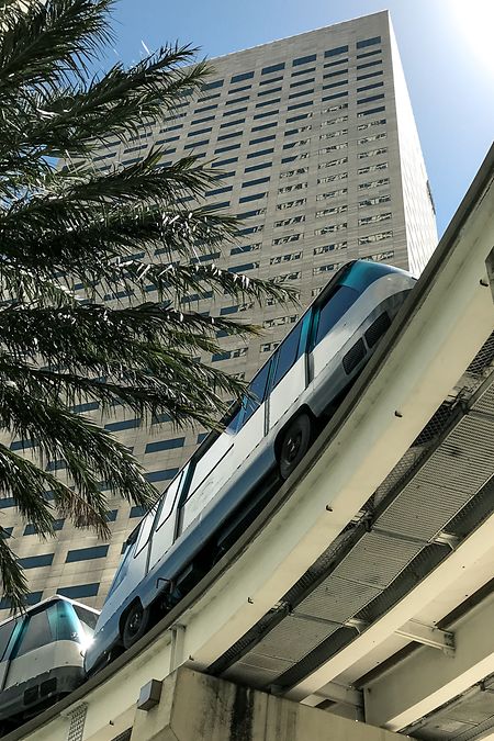 Der Metromover in Miami ist eine ferngesteuerte, elektrische Hochbahn und ist für die Mitfahrer kostenlos.