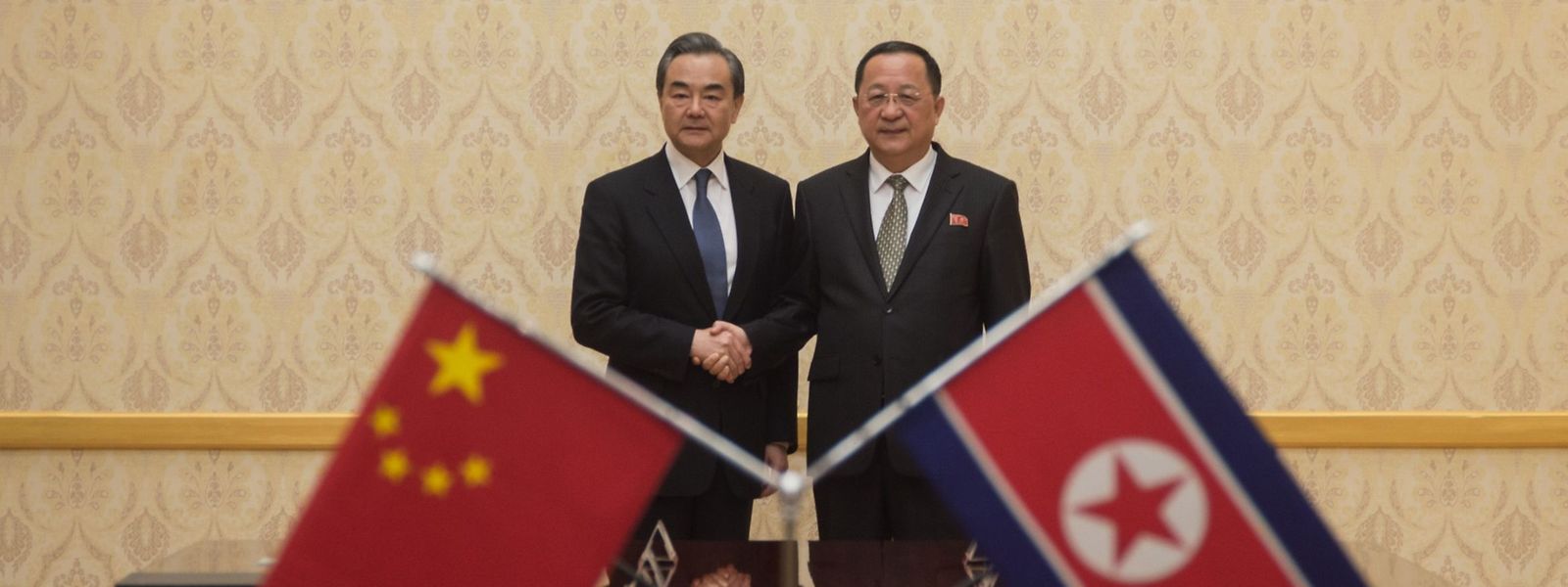 Chinas Außenminister Wang Yi (links) mit seinem nordkoreanischen Amtskollegen Ri Yong Ho.
