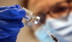 ARCHIV - 02.09.2021, Berlin: Eine Arzthelferin zieht in einer Praxis einer Hausärztin eine Spritze mit dem Corona-Impfstoff Janssen von Johnson & Johnson gegen das Corona-Virus auf. Wer mit dem Corona-Impfstoff von Johnson & Johnson geimpft wurde, sollte laut der Ständigen Impfkommission (Stiko) eine zusätzliche mRNA-Impfstoffdosis für einen besseren Schutz erhalten. (zu dpa "Impfkommission: Impfschutz bei Johnson & Johnson «ungenügend»") Foto: Wolfgang Kumm/dpa +++ dpa-Bildfunk +++