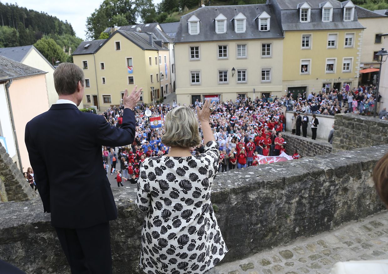 Die Menschenmenge jubelt als der Großherzog und die Großherzogin auf den Treppen vor der Rue de Mersch erscheinen.