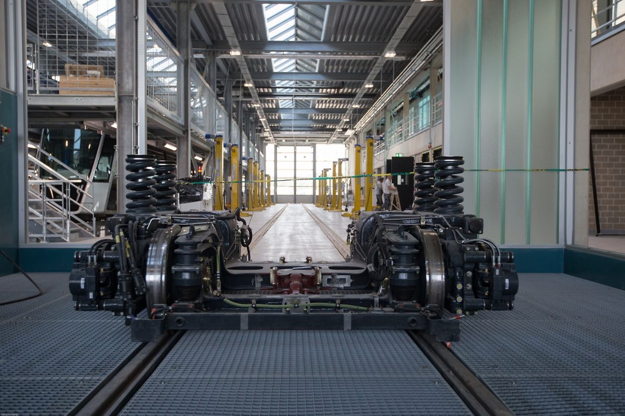 Les colonnes de levage (au fond en jaune) pour soulever une rame