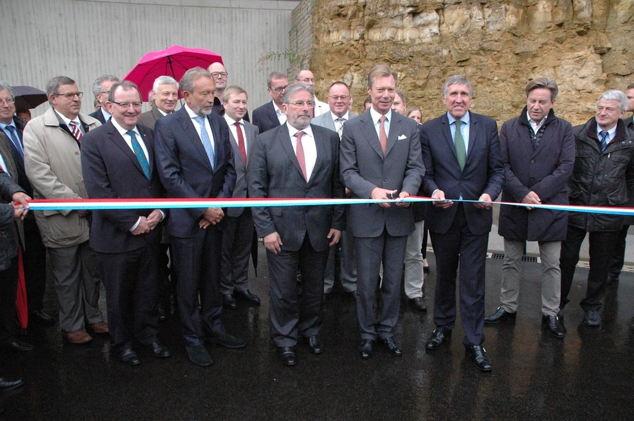 C'est le Grand-Duc qui a eu l'honneur de couper le ruban, ouvrant officiellement le dernier tronçon de la Nordstrooss