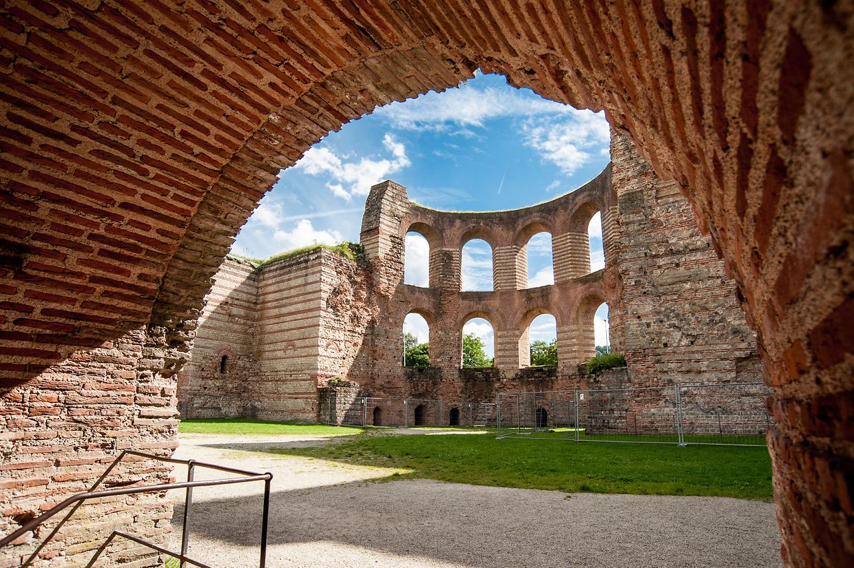 Römische Badanlage, Trier

Ein Blick auf die monumentale Schönheit der Fensterarkaden der Kaiserthermen genügt, und schon weiß man: Wer hier einst in den Becken des Heißwasserbades lag, der wusste zu leben. Um bloße Körperreinigung ging es beim Badevergnügen der Kaiserzeit schon längst nicht mehr. Es ging um otium, um die Muße. Und die hatte man in den Thermen reichlich.