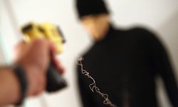 POUR ILLUSTRER LE PAPIER DE PIERRE-MARIE GIRAUD : "FEU VERT AU TASER POUR LES POLICIERS MUNICIPAUX" (ARCHIVES) Photo prise le 17 septembre 2007 à Paris d'un employé de la société Taser effectuant sur un mannequin une démonstration avec le pistolet à impulsions électriques (PIE) Taser. Un décret du ministère de l'Intérieur, publié le 23 septpebre 2008 au Journal officiel, autorise l'utilisation du pistolet à impulsions électriques (PIE) de type Taser, arme de 4e catégorie, par les policiers municipaux. Le Taser permet d'envoyer jusqu'à dix mètres deux dards sur un suspect, lui administrant une décharge de 50.000 volts agissant sur son système nerveux et le tétanisant quelques secondes, le temps de le maîtriser.  
 AFP PHOTO THOMAS COEX