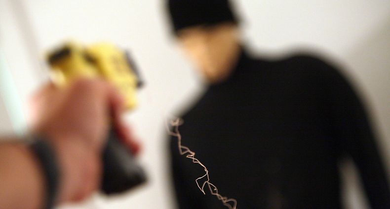 POUR ILLUSTRER LE PAPIER DE PIERRE-MARIE GIRAUD : "FEU VERT AU TASER POUR LES POLICIERS MUNICIPAUX" (ARCHIVES) Photo prise le 17 septembre 2007 à Paris d'un employé de la société Taser effectuant sur un mannequin une démonstration avec le pistolet à impulsions électriques (PIE) Taser. Un décret du ministère de l'Intérieur, publié le 23 septpebre 2008 au Journal officiel, autorise l'utilisation du pistolet à impulsions électriques (PIE) de type Taser, arme de 4e catégorie, par les policiers municipaux. Le Taser permet d'envoyer jusqu'à dix mètres deux dards sur un suspect, lui administrant une décharge de 50.000 volts agissant sur son système nerveux et le tétanisant quelques secondes, le temps de le maîtriser.  
 AFP PHOTO THOMAS COEX