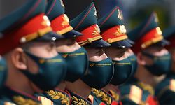 TOPSHOT - Russian honour guards wearing protective masks attend the opening ceremony of the 6th International Military Technical Forum 'Army 2020' and Army Games in the military Patriot Park outside Moscow on August 23, 2020. (Photo by Kirill KUDRYAVTSEV / AFP)