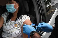 10.04.2021, USA, Orlando: Eine Krankenschwester gibt Naieth Cortez eine Spritze mit dem Johnson & Johnson Corona-Impfstoff an einer Drive-Thru-Impfstelle. Das Corona-Impfprogramm in den USA kommt weiter rasant voran. Foto: Paul Hennessy/SOPA Images via ZUMA Wire/dpa +++ dpa-Bildfunk +++
