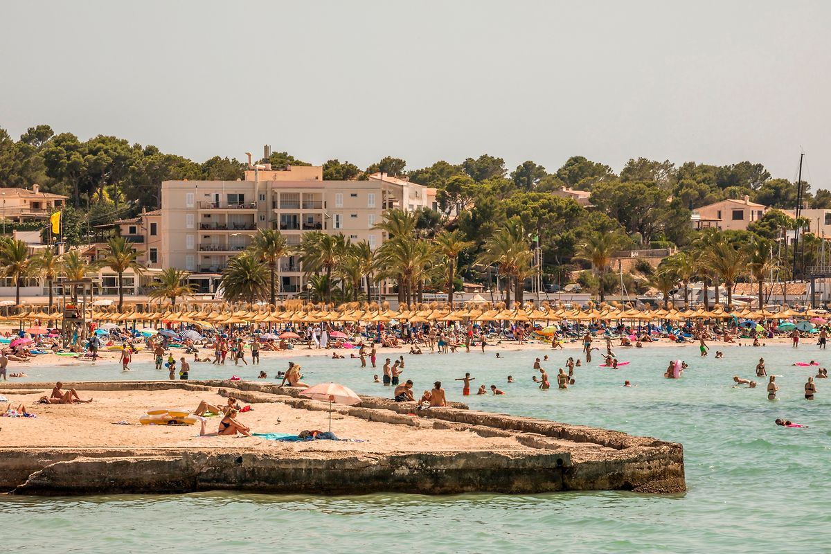 Badegäste genießen am Donnerstag das gute Wetter am Strand von S'Arenal auf Mallorca.