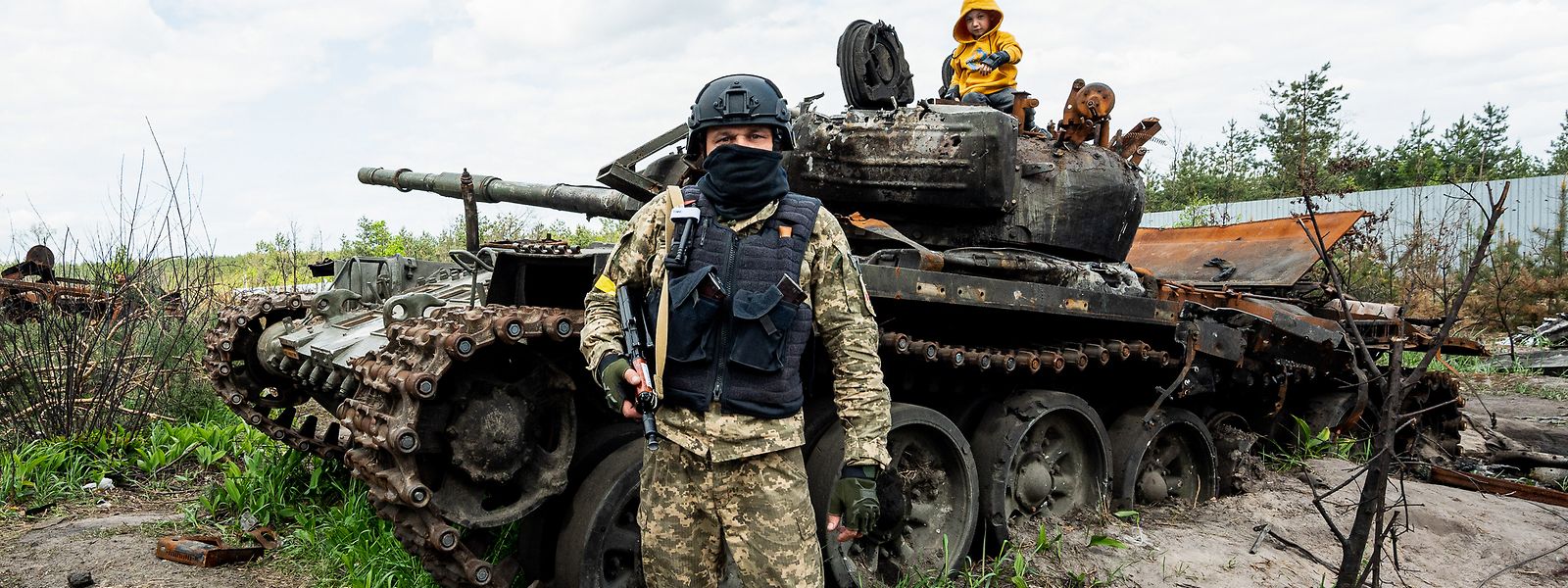 Ein ukrainischer Soldat, der in Nalyvaikivka gegen russische Einheiten gekämpft hat, steht vor einem zerstörten russischen Panzer, auf dem sein Sohn sitzt. Keine Partei außer der ADR zweifelte am Dienstag die Sanktionen und die Waffenlieferungen an.