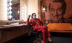 ARCHIV - 03.10.2019, ---: Joaquin Phoenix als Arthur Fleck (Joker) in einer Szene des Films "Joker" (undatierte Filmszene). Mit elf Nominierungen geht der Film «Joker» als großer Favorit in das diesjährige Oscar-Rennen. (zu dpa "Elf Nominierungen für Oscar-Favorit «Joker») Foto: Niko Tavernise/Warner Bros. Entertainment/dpa - ACHTUNG: Nur zur redaktionellen Verwendung im Zusammenhang mit einer Berichterstattung über die Oscar-Nominierung des Films und nur mit vollständiger Nennung des vorstehenden Credits +++ dpa-Bildfunk +++