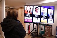 14.02.2021, Spanien, Barcelona, (catalonia): Eine Journalistin beobachtet die ersten Hochrechnungsergebnisse  in der Parteizentrale von En Comu Podem nach den Regionalwahlen in Katalonien. Foto: Kike Rincón/EUROPA PRESS/dpa +++ dpa-Bildfunk +++