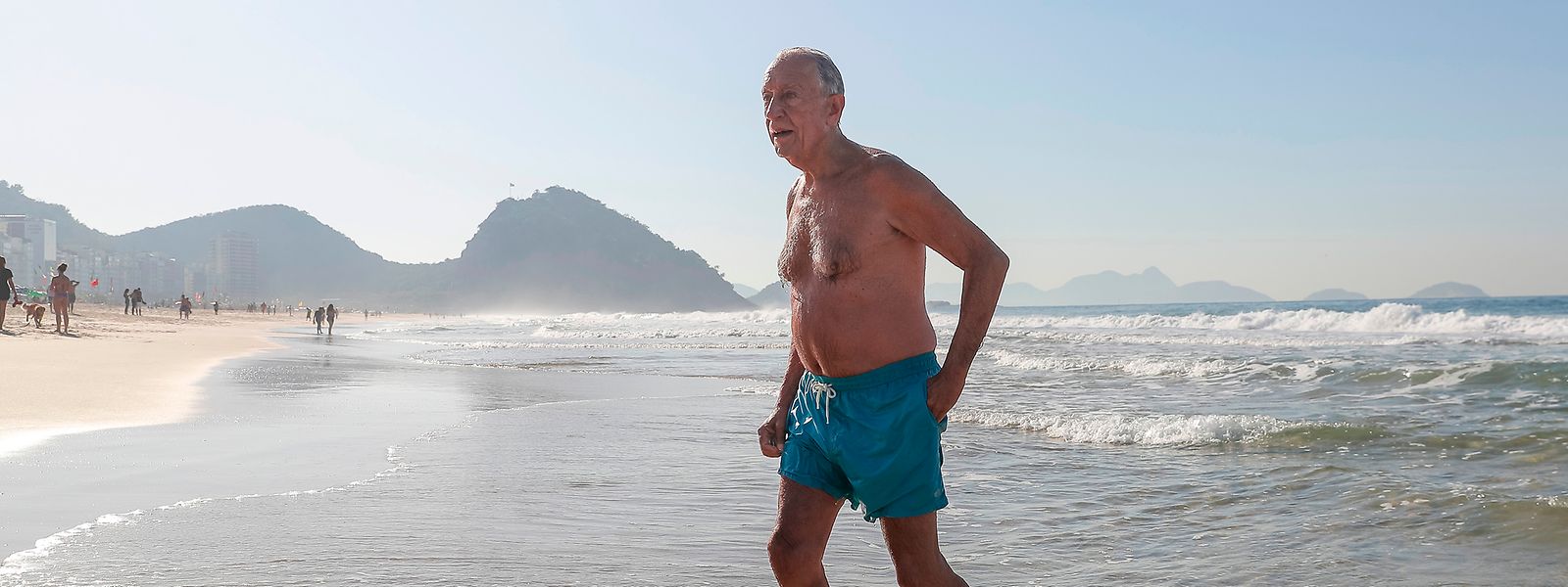 O Presidente da República de Portugal, Marcelo Rebelo de Sousa, sai da água no final do mergulho na praia de Copacabana, no Rio de Janeiro.