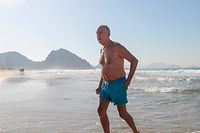 O Presidente da República de Portugal, Marcelo Rebelo de Sousa, sai da água no final do mergulho na praia de Copacabana, no Rio de Janeiro.