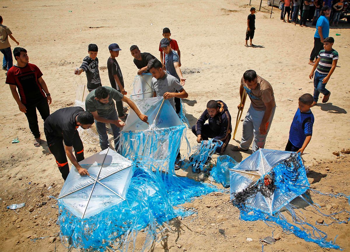 Palästinenser lenkten Drachen mit Brandsätzen nach Israel.