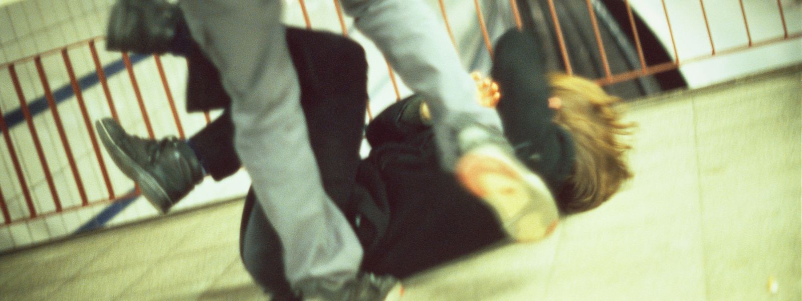 Eine Jugendgang greift seit mehreren Monaten auf äußerst brutale Weise wehrlose Jugendliche an. Die Taten werden gefilmt und die Videos als Trophäen und Drohungen gezeigt.
