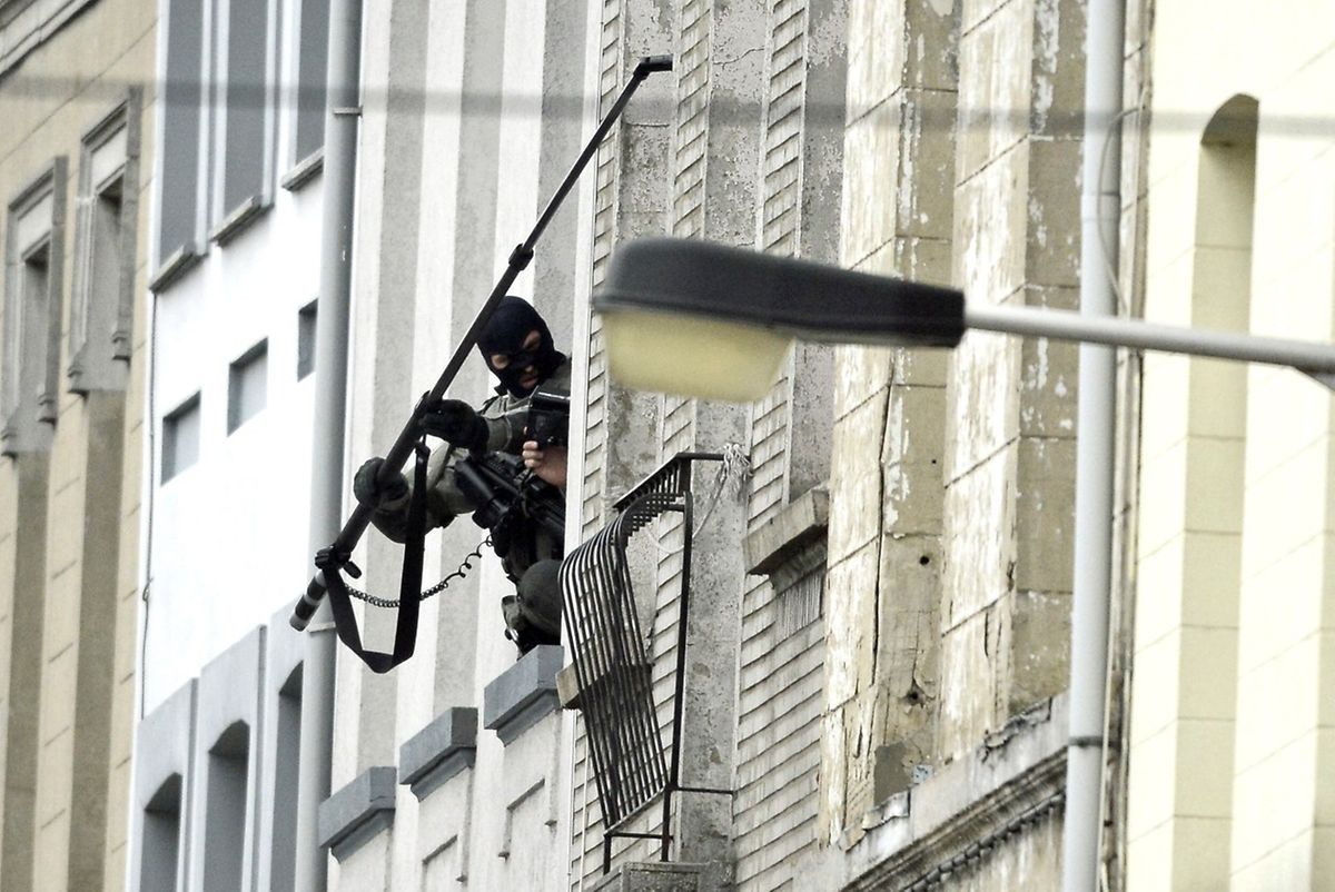 Belgische Spezialeinheiten nutzen eine Kamera bevor sie in ein Haus in der Rue Delaunoy in Molenbeek-Saint-Jean in Brüssel einsteigen wollen. 