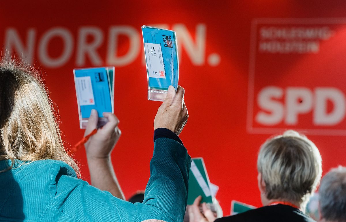 Parteimitglieder stimmen auf dem Landesparteitag der SPD Schleswig-Holstein zur Europawahl 2019 über einen Antrag ab.