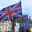 In London und Edinburgh haben sich Tausende Demonstranten für einen Verbleib in der EU stark gemacht. 