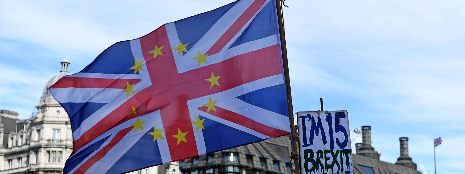 In London und Edinburgh haben sich Tausende Demonstranten für einen Verbleib in der EU stark gemacht. 