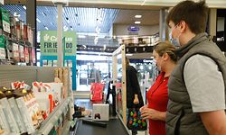 Lokales, Shopping  Center Belle Etoile, so macht Shoppen keinen Spass, Desinfektionsspender, Abstand, Sicherheitsbestimmungen, Mindestabstand, Höchstanzahl von Kunden,  der Corona-Krise, Lockerung,   Foto: Anouk Antony/Luxemburger Wort