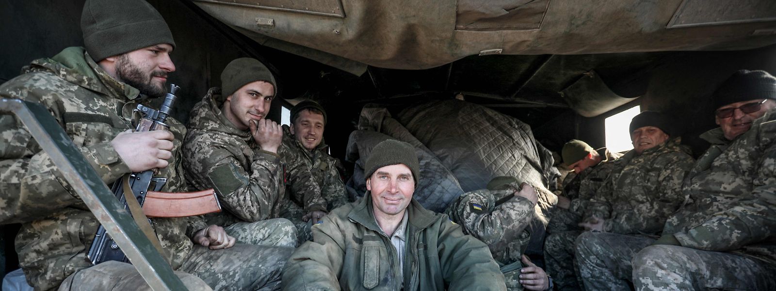 Militares das Forças Militares da Ucrânia na traseira de um camião militar na cidade de Avdiivka, na região de Donetsk, na linha da frente da Ucrânia oriental com separatistas apoiados pela Rússia, em fevereiro de 2022. 