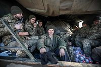 Militares das Forças Militares da Ucrânia na traseira de um camião militar na cidade de Avdiivka, na região de Donetsk, na linha da frente da Ucrânia oriental com separatistas apoiados pela Rússia, a 21 de fevereiro de 2022. 