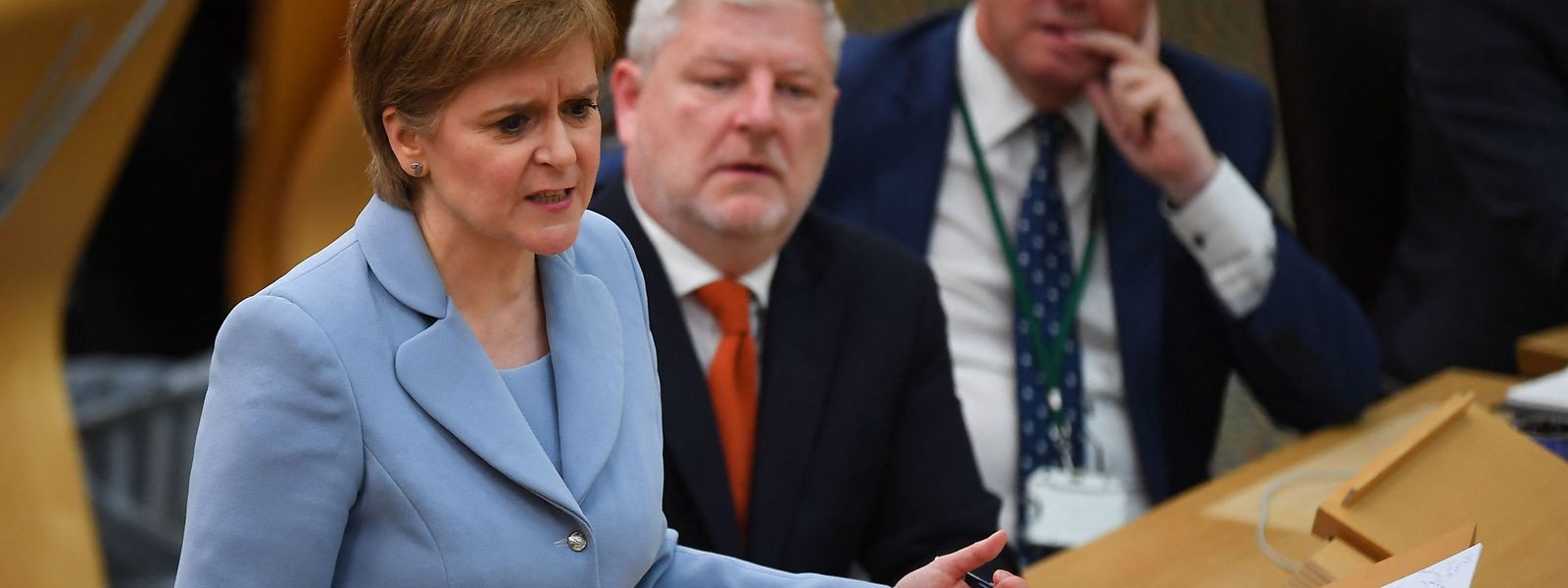 Vor dem Parlament in Edinburgh kündigt Nicola Sturgeon ihre Pläne für ein neues Referendum an.