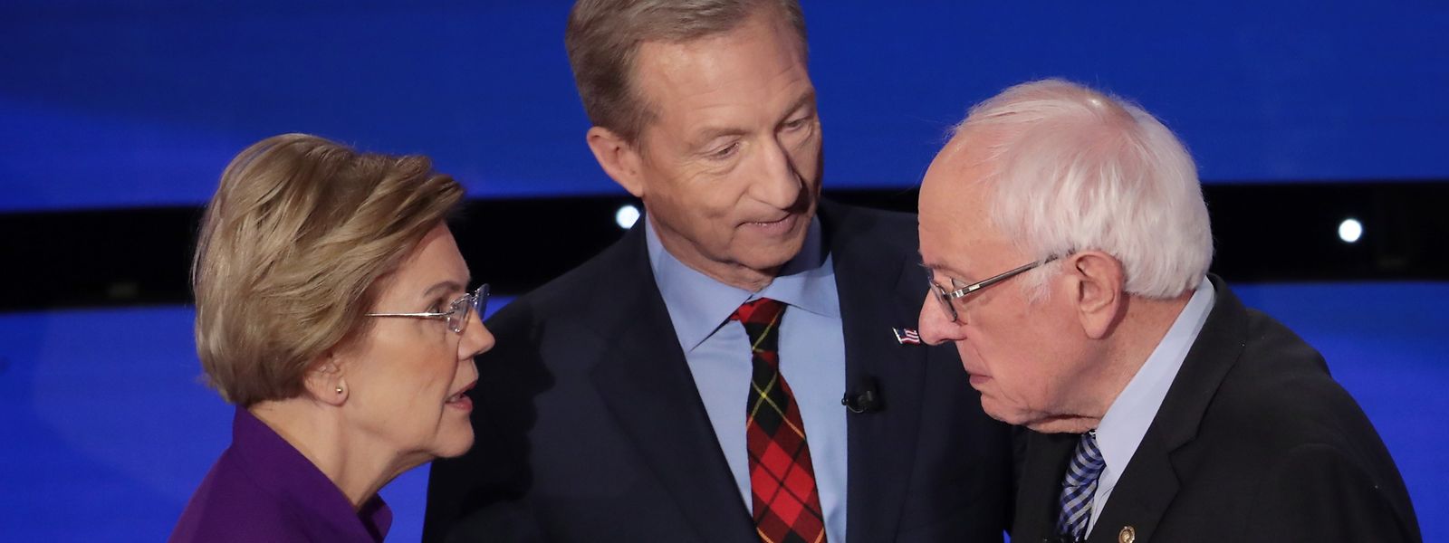 Die Senatoren Elizabeth Warren und Bernie Sanders (rechts) gerieten bei einer Fernsehdebatte aneinander.