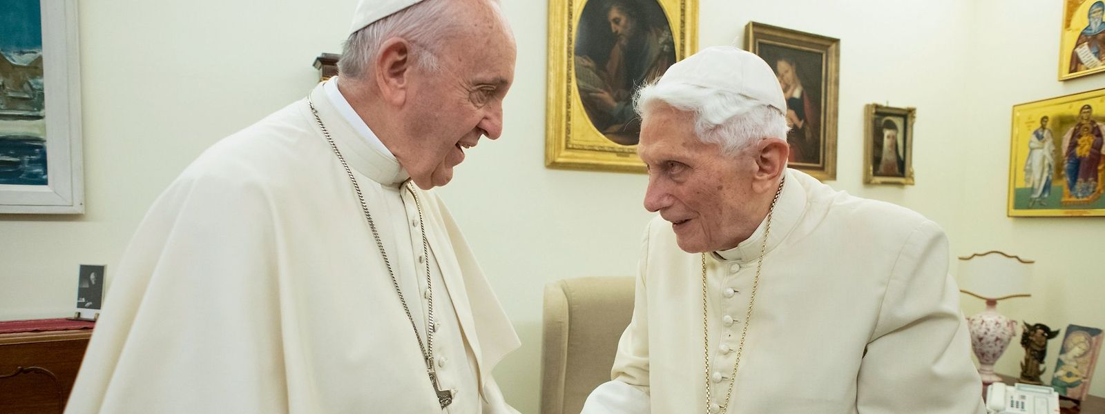 Papst Franziskus (links) mit seinem Vorgänger, dem emeritierten Papst Benedikt XVI., am 21. Dezember 2018.
