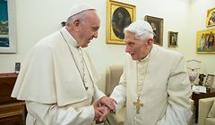 (FILES) This file handout picture taken and released by Vatican Media on December 21, 2018, shows Pope Francis (L) meeting with Pope Benedict XVI (R) at the Vatican. - Former pope Benedict XVI has publicly urged his successor Pope Francis not to open the Catholic priesthood up to married men, in a plea that stunned Vatican experts on January 12, 2020. (Photo by Handout / VATICAN MEDIA / AFP) / RESTRICTED TO EDITORIAL USE - MANDATORY CREDIT "AFP PHOTO / VATICAN MEDIA" - NO MARKETING NO ADVERTISING CAMPAIGNS - DISTRIBUTED AS A SERVICE TO CLIENTS ---