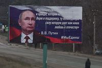 Um cartaz de apoio ao Presidente russo Vladimir Putin em Simferopol, na Crimeia, a 3 de março de 2022.