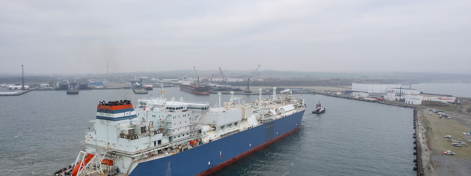 Das erste Spezialschiff zur Umwandlung von verflüssigtem Erdgas in den gasförmigen Zustand ist in Deutschland angekommen.